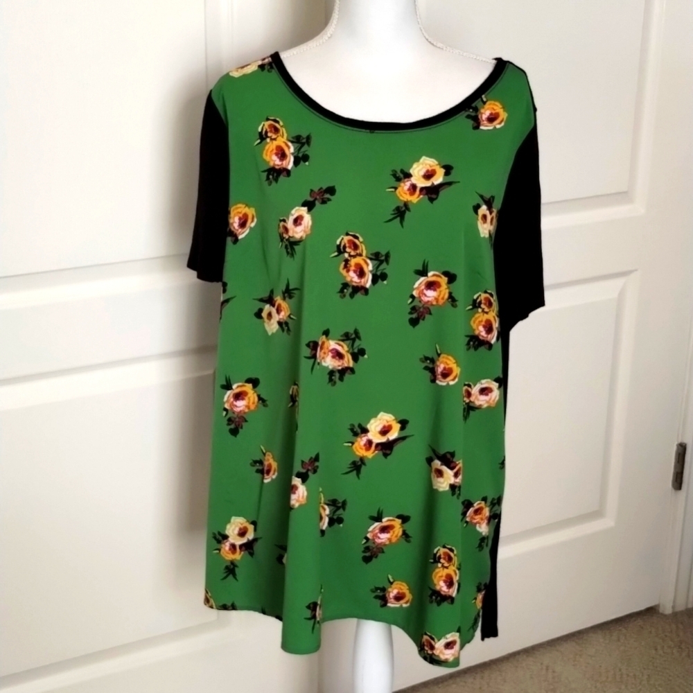 Lane Bryant Mixed material floral blouse size 18/20 short sleeve